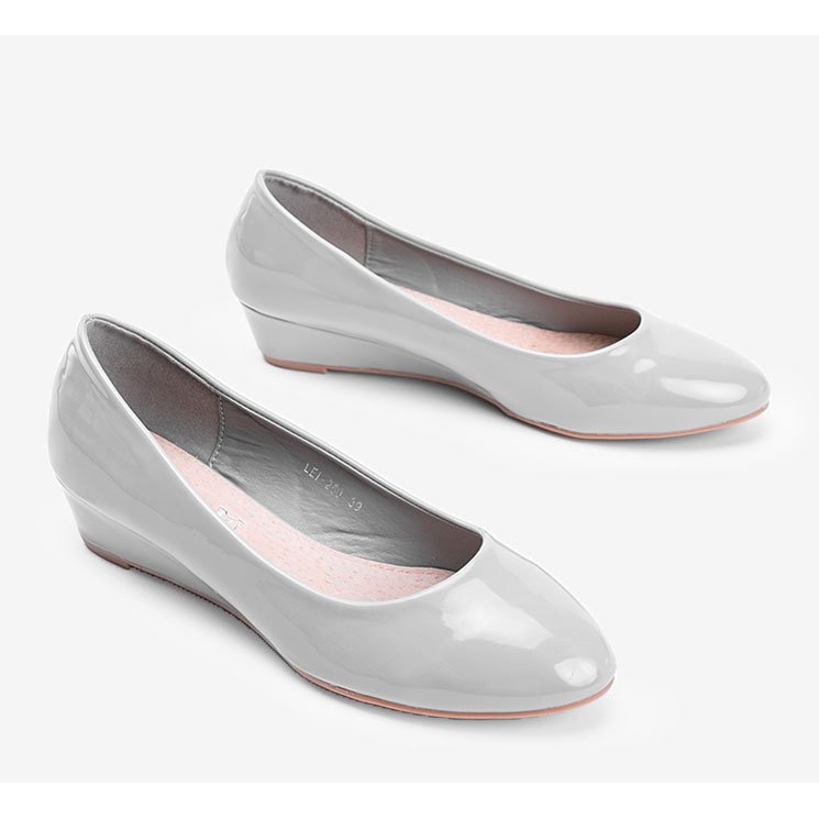 Szare czółenka na niskiej koturnie Chantal 2