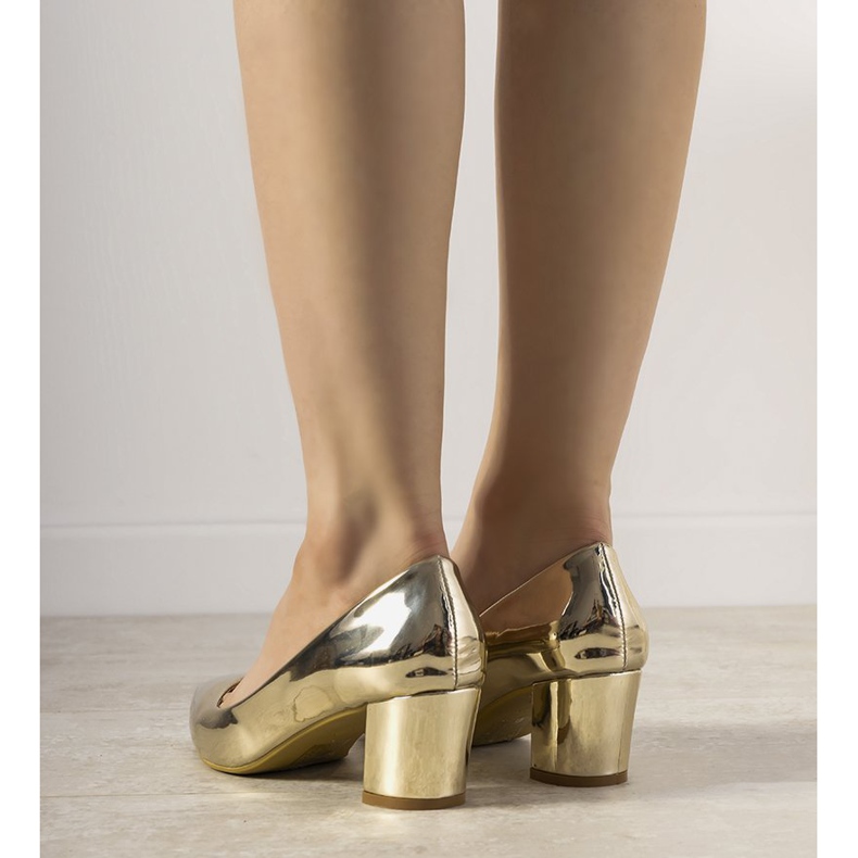 Złote czółenka na słupku Harye złoty 2