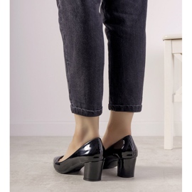 Czarne czółenka na słupku Harye 1