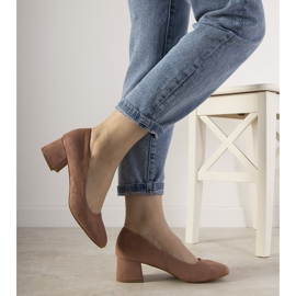 Różowe czółenka na słupku Always 1