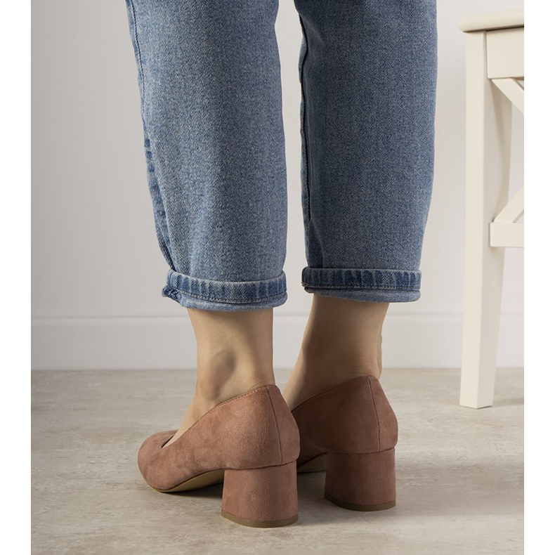 Różowe czółenka na słupku Always 2