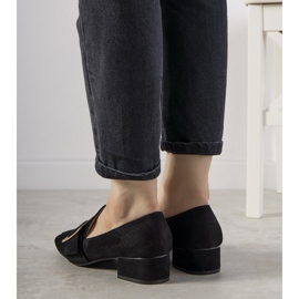 Czarne czółenka na słupku z klamrą Next 1