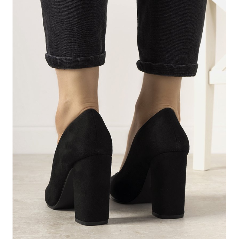 Czarne czółenka na słupku Selva 1