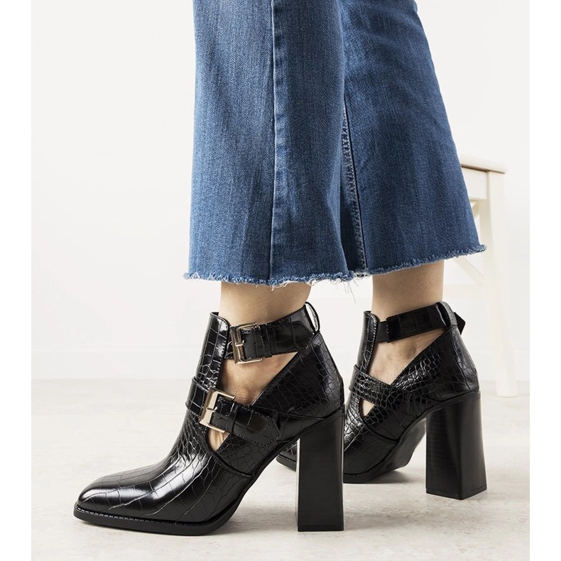 Czarne botki na słupku w motywie skóry krokodyla Maybelle 1