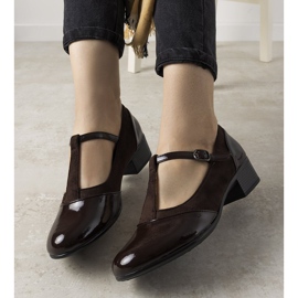 Brązowe czółenka na słupku z lakierowanym noskiem Manam 1