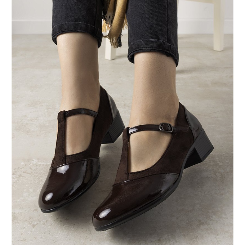 Brązowe czółenka na słupku z lakierowanym noskiem Manam 1