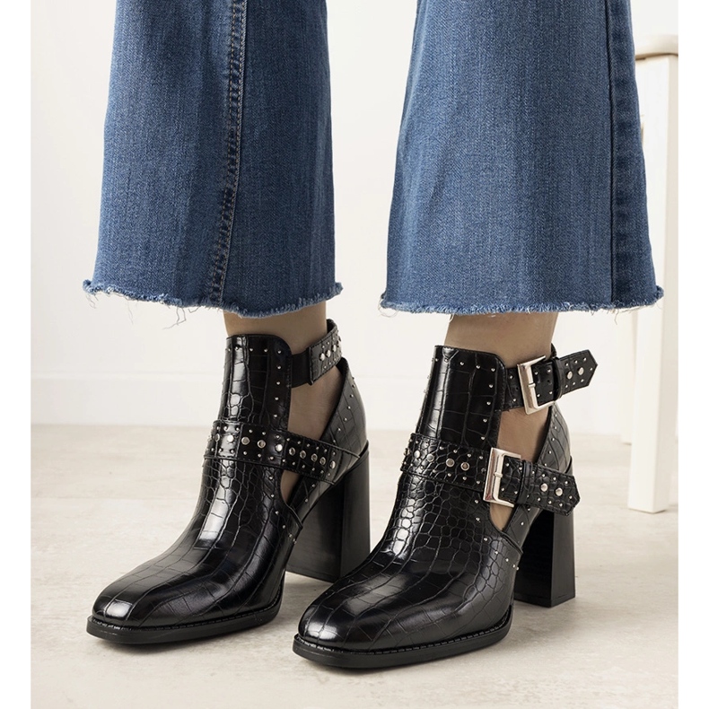 Czarne botki na słupku w motywie skóry krokodyla Wonderful 1