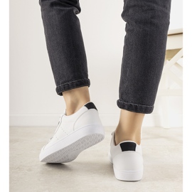 Biało czarne sneakersy Boomshom białe 1