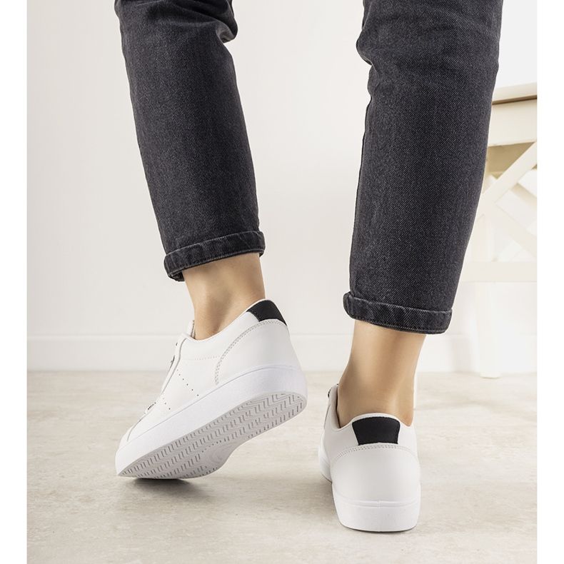 Biało czarne sneakersy Boomshom białe 1