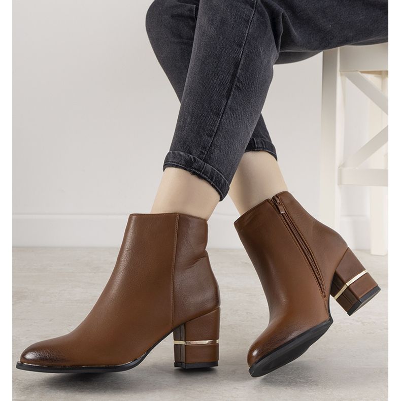 Brązowe klasyczne botki na słupku Arteaga 1