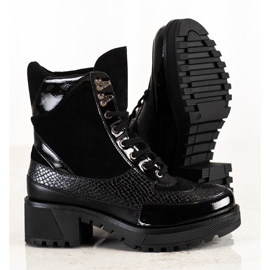 Janessa Czarne Workery Fashion 1