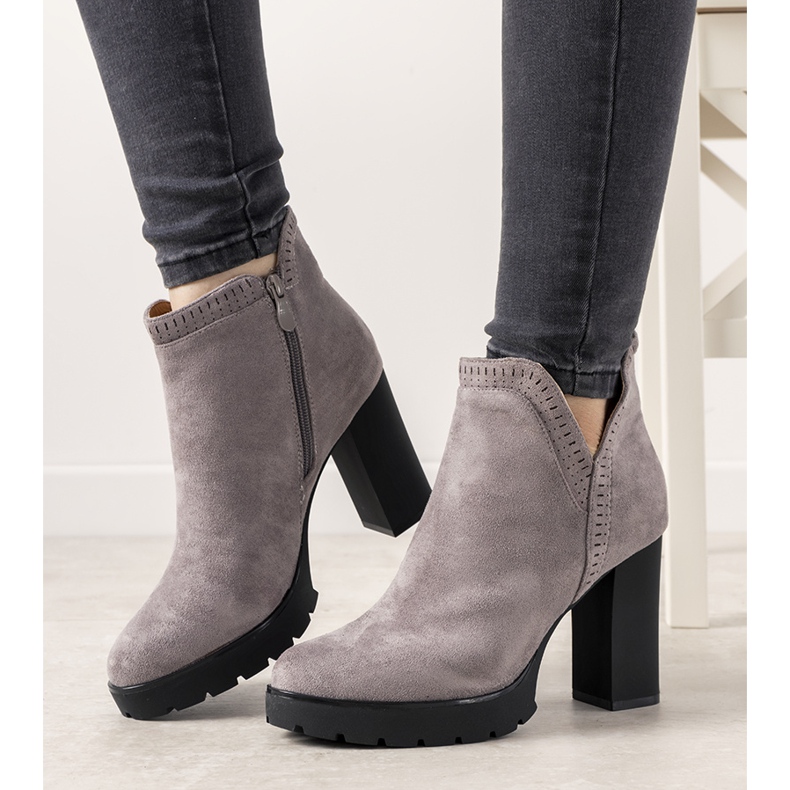 Szare botki na słupku Bushido 1