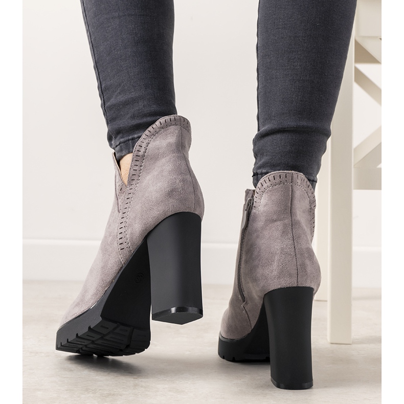 Szare botki na słupku Bushido 2