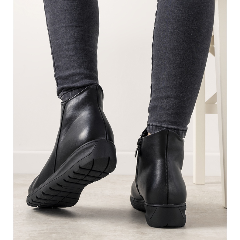 Czarne gładkie botki płaskie Garrido 2