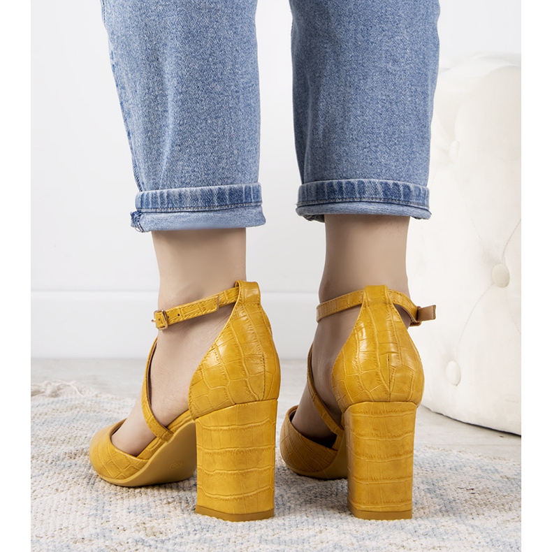 Żółte czółenka na słupku Strutt 1