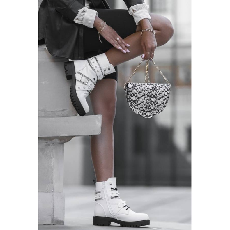 Białe workery z perełkami Dr. Martin 1