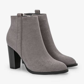 Szare botki na słupku Pinata 1