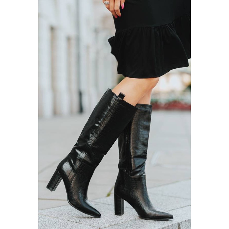 Czarne kozaki na słupku w krokodyli wzór Mona 1