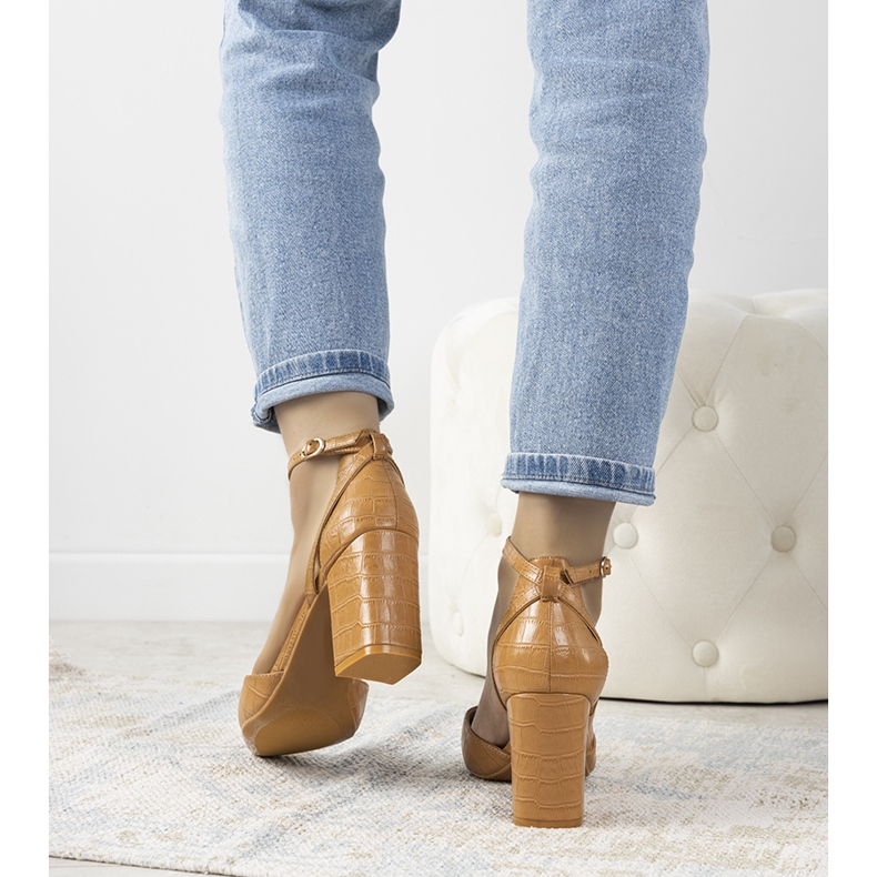 Camelowe czółenka na słupku Davies brązowe 1