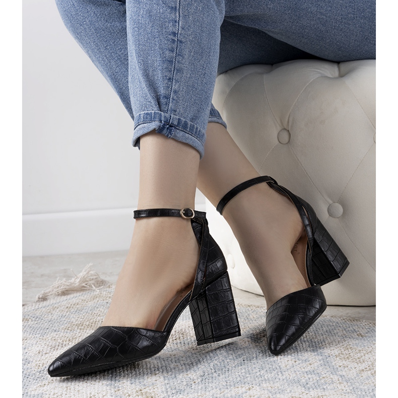 Czarne czółenka na słupku Davies 1