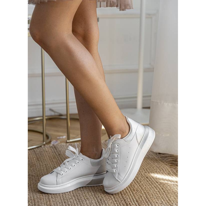 Białe buty sportowe ze srebrną cholewką Run 1