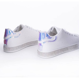 Białe sportowe buty z holograficzną ozdobą Ciri niebieskie 2