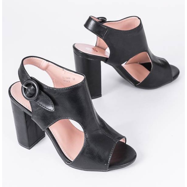 Czarne sandały na słupku Caitlin 1