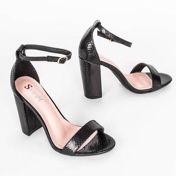 Czarne sandały na słupku Penelope 1