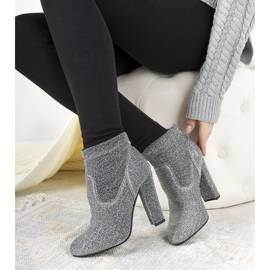 Srebrne błyszczące botki na słupku Birgit srebrny 1