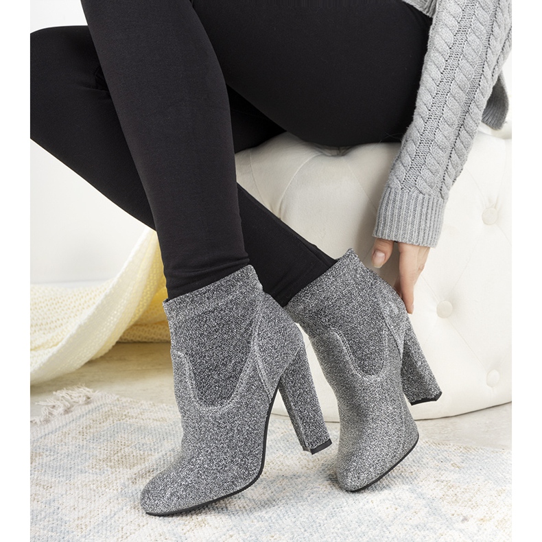 Srebrne błyszczące botki na słupku Birgit srebrny 1