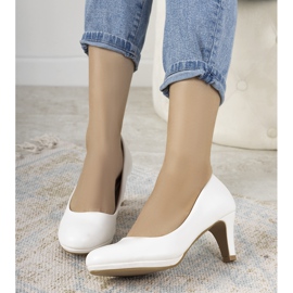 Białe czółenka na szpilce z eko-skóry Fink 1