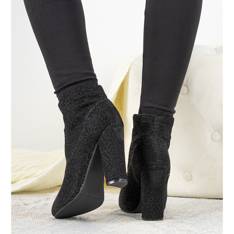 Czarne błyszczące botki na słupku Birgit 1