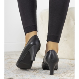 Czarne czółenka na słupku Molina 1