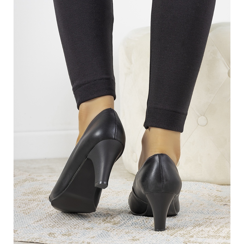 Czarne czółenka na słupku Molina 1