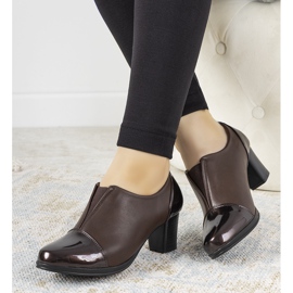 Brązowe półbuty na słupku Villareal 1