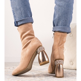 Różowe botki na ozdobnym słupku Bazin 1