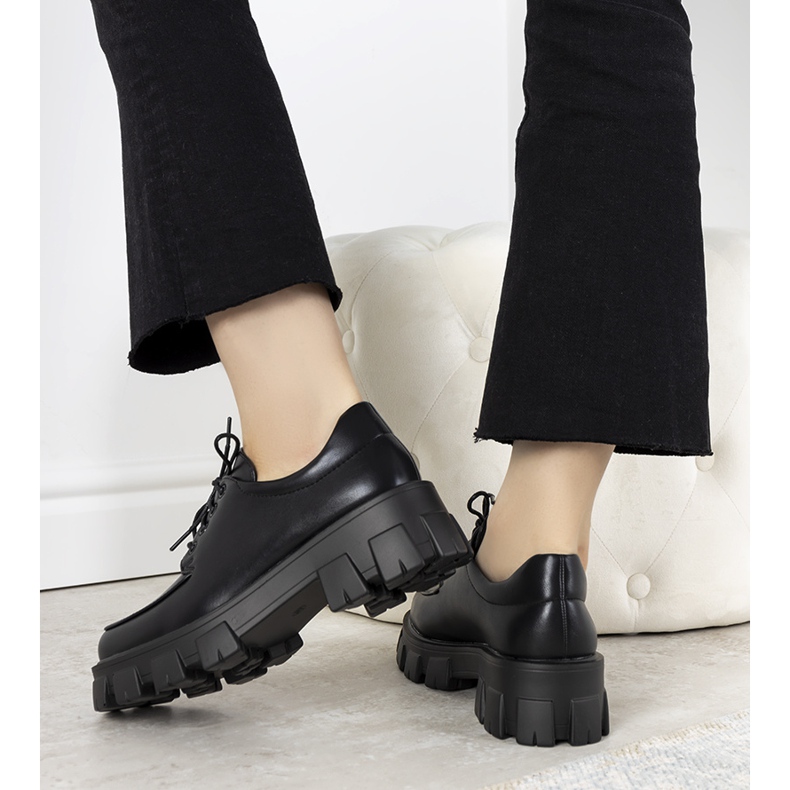 Czarne półbuty na grubej podeszwie Lamare 1