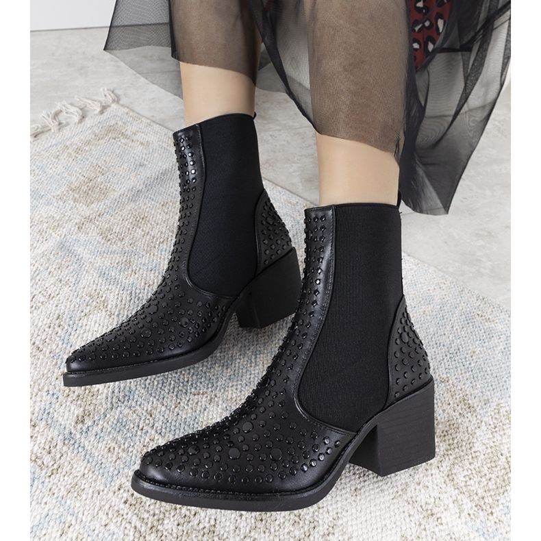 Czarne botki ozdobione ćwiekami Camus 1