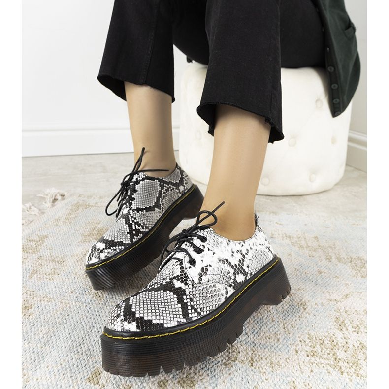 Czarne półbuty w motywie skóry węża na grubej podeszwie Ronde białe 1