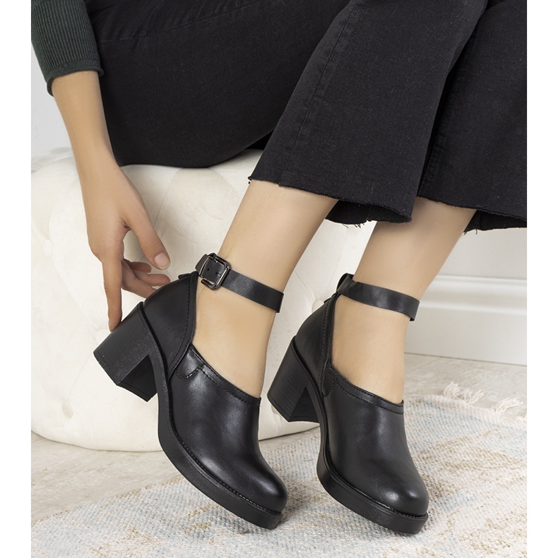 Czarne półbuty na słupku Christiane 1