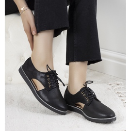 Czarne błyszczące półbuty z wycięciami Karley 1