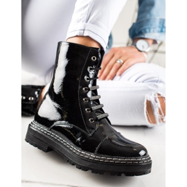 Modne lakierowane botki czarne 1