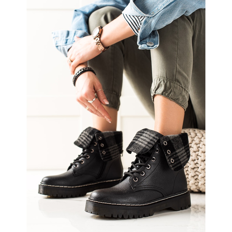 TRENDI Botki z wywijaną cholewką czarne 1