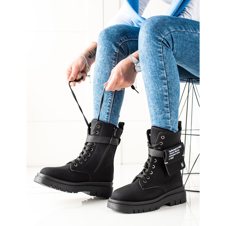 TRENDI Czarne traperki z kieszonką 1