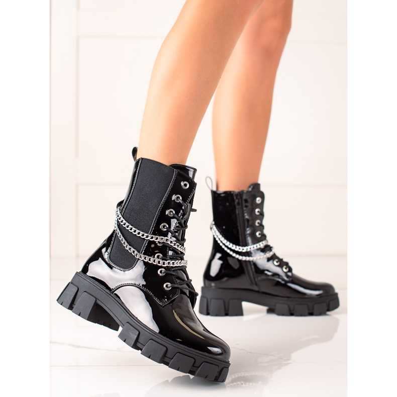 TRENDI Lakierowane Workery Z Łańcuszkami czarne 1