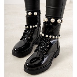 Czarne lakierowane traperki damskie Corso 1