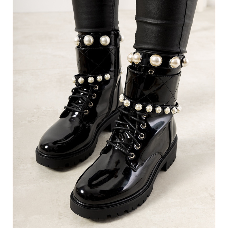 Czarne lakierowane traperki damskie Corso 1