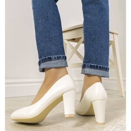 Białe czółenka na słupku Unos 1