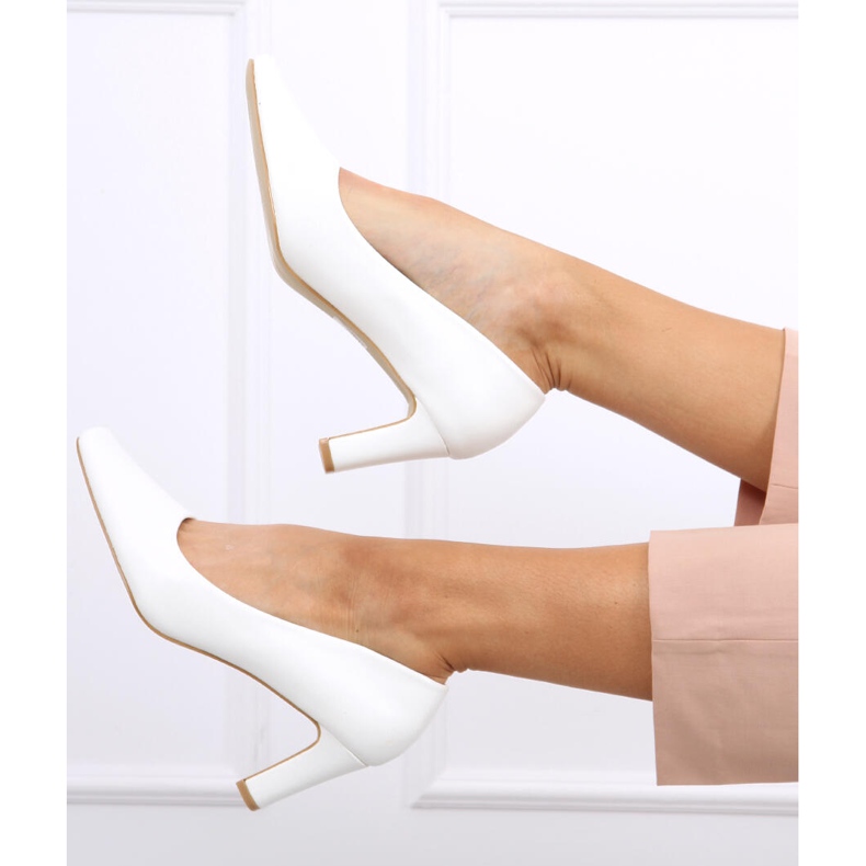 Czółenka na słupku Ester White białe 1