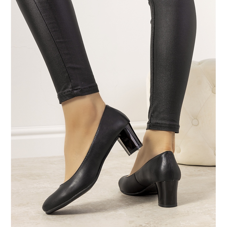 Czarne czółenka na słupku Fidel 1